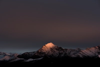 夜间雪山